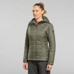 Chaqueta Acolchada Montaña Y Trekking Con Capucha Mujer Forclaz MT100 Negro -Deportes Al Aire Libre chaqueta acolchada montaa y trekking con capucha mujer forclaz mt100 caqui